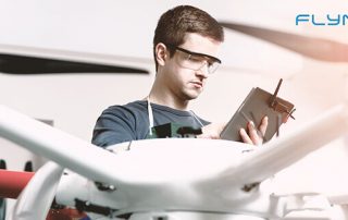 Mann mit Kontroller und Drohne