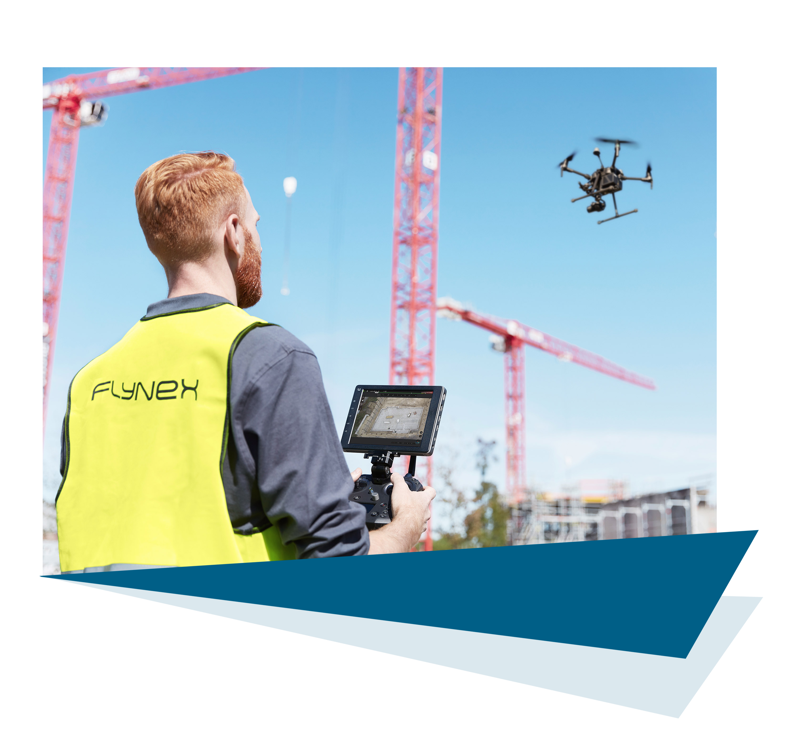 Drohnenpilot auf Baustelle