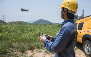 Freileitungsmast per Drohne befliegen