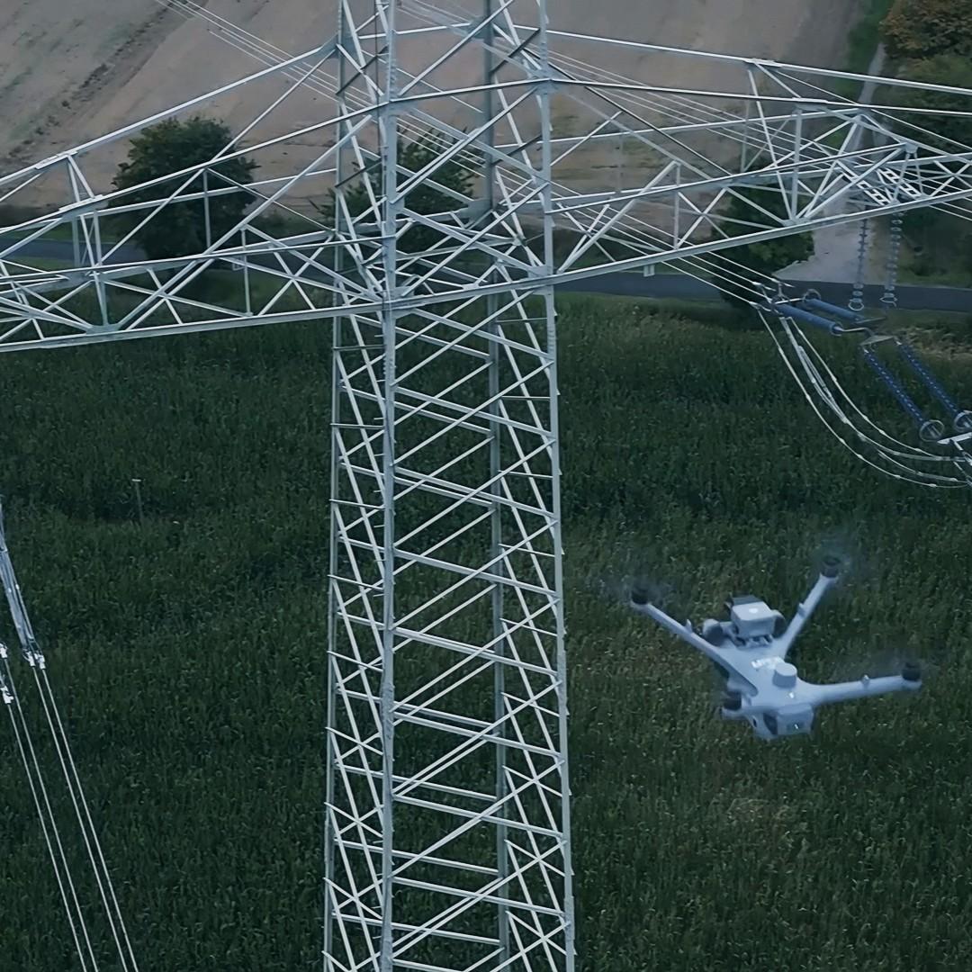 Die dockbasierten Drohnen starten automatisch, fliegen definierte Routen außerhalb der Sichtweite (BVLOS) und laden erfasste Bilddaten direkt in die Cloud. Der BVLOS-Betrieb wird durch die U-ROB EasyDock Software ermöglicht.